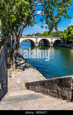 La France, 4ème arrondissement de Paris, l'Ile Saint-Louis, la Seine et le pont Marie (17e siècle) vue depuis le quai d'Anjou Banque D'Images