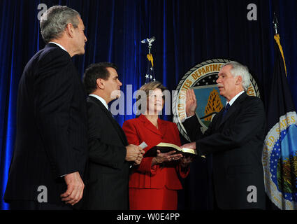 Le président américain George W. Bush montres comme secrétaire à l'Agriculture, Ed Schafer prête le serment d'office au cours de sa cérémonie de prestation de serment au ministère de l'Agriculture des États-Unis à Washington le 6 février 2008. Charles F. Conner, secrétaire adjoint de l'Agriculture, effectue la cérémonie comme l'épouse Nancy Schafer détient une bible. (Photo d'UPI/Roger L. Wollenberg) Banque D'Images