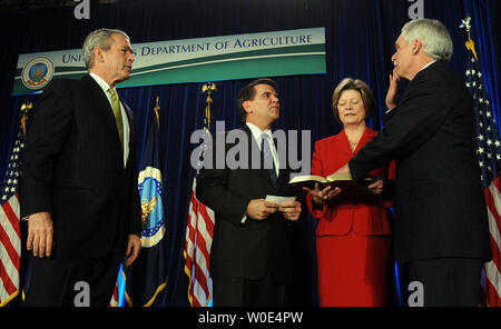 Le président américain George W. Bush montres comme secrétaire à l'Agriculture, Ed Schafer prête le serment d'office au cours de sa cérémonie de prestation de serment au ministère de l'Agriculture des États-Unis à Washington le 6 février 2008. Charles F. Conner, secrétaire adjoint de l'Agriculture, effectue la cérémonie comme l'épouse Nancy Schafer détient une bible. (Photo d'UPI/Roger L. Wollenberg) Banque D'Images