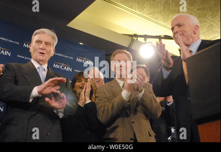 Candidat présidentiel républicain le sénateur John McCain (R-AZ) (R) introduit le sénateur John Warner (R-VA) (L) avant de McCain parle lors d'une réunion électorale à Alexandria, Virginie le 12 février 2008. Rempl. Tom Davis (R-VA) (C) s'ons. (Photo d'UPI/Alexis C. Glenn) Banque D'Images