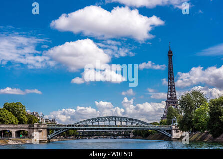 France, 15e et 16e arrondissements de Paris, la Tour Eiffel, l'île aux cygnes pont Rouelle de fer et sur la Seine Banque D'Images