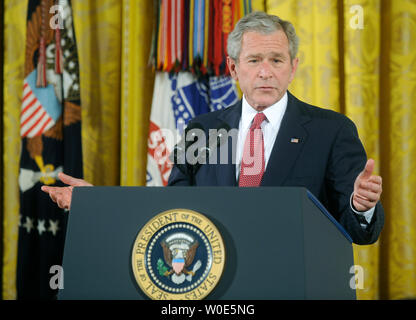 Le Président George W Bush parle avant l'attribution à titre posthume la Médaille d'honneur de maître de l'Armée de Sgt. Keeble Woodrow Wilson à la Maison Blanche le 3 mars 2008. Keebler, un amérindien de la tribu des Sioux du Dakota du Nord, a reçu à titre posthume la Médaille pour actes héroïques qui ont sauvé la vie de ses camarades au cours de la dernière offensive des Alliés de la guerre de Corée. (UPI Photo/Kevin Dietsch) Banque D'Images