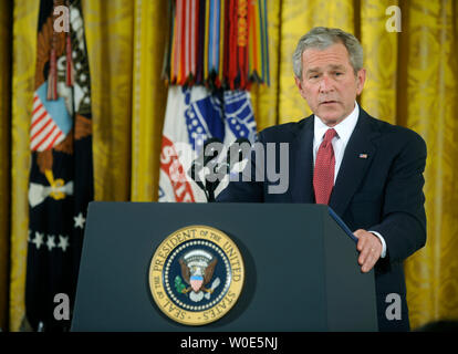 Le Président George W Bush parle avant l'attribution à titre posthume la Médaille d'honneur de maîtriser le Sgt. Woodrow Wilson Keeble de l'Armée américaine à la Maison Blanche le 3 mars 2008. Keebler, un amérindien de la tribu des Sioux du Dakota du Nord, a reçu à titre posthume la Médaille pour actes héroïques qui ont sauvé la vie de ses camarades au cours de la dernière offensive des Alliés de la guerre de Corée. (UPI Photo/Kevin Dietsch) Banque D'Images