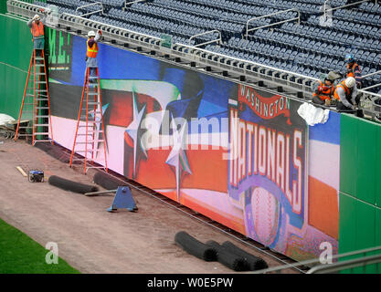 Les travailleurs de la construction touche finale sur les Nationals de Washington nouveau stade à Washington le 4 mars 2008. Les nationaux joueront leur premier match dans le nouveau stade le 30 mars contre les Braves d'Atlanta. (UPI Photo/Kevin Dietsch) Banque D'Images