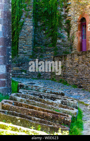 Europe, France, Midi-Pyrénées, Aveyron, Conques,Sainte-Foy, Saint James way, tombstone au pied de l'église Banque D'Images