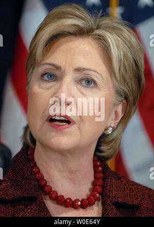 Le candidat démocrate à la Sénatrice Hillary Clinton (NY) prend la parole lors d'une conférence de presse avec plusieurs officiers à Washington le 6 mars 2008. Clinton et les dirigeants se sont réunis pour discuter de la guerre en Afghanistan. (Photo d'UPI/Roger L. Wollenberg) Banque D'Images