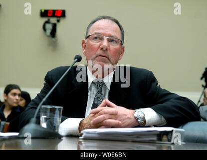 Steven Mendell, Président de marque/Westland Meat Co., témoigne devant un comité de l'énergie et du Commerce sur la défaillance réglementaire dans l'industrie de transformation des viandes à Washington le 12 mars 2008. Le ministère de l'Agriculture a récemment annoncé que la marque/société de conditionnement de viande Westland a été rappelant 143 millions de livres de viande, à la suite d'une bande d'ouvriers d'usine d'abattage de bovins en forçant impropres. (UPI Photo/Kevin Dietsch) Banque D'Images