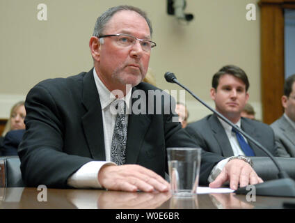 Steven Mendell, Président de marque/Westland Meat Co., témoigne devant un comité de l'énergie et du Commerce sur la défaillance réglementaire dans l'industrie de transformation des viandes à Washington le 12 mars 2008. Le ministère de l'Agriculture a récemment annoncé que la marque/société de conditionnement de viande Westland a été rappelant 143 millions de livres de viande, à la suite d'une bande d'ouvriers d'usine d'abattage de bovins en forçant impropres. (UPI Photo/Kevin Dietsch) Banque D'Images