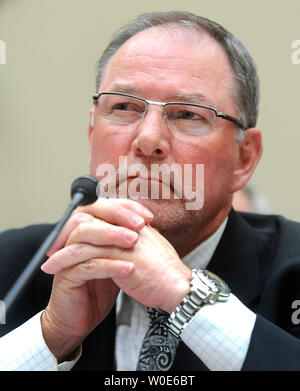 Steven Mendell, Président de marque/Westland Meat Co., témoigne devant un comité de l'énergie et du Commerce sur la défaillance réglementaire dans l'industrie de transformation des viandes à Washington le 12 mars 2008. Le ministère de l'Agriculture a récemment annoncé que la marque/société de conditionnement de viande Westland a été rappelant 143 millions de livres de viande, à la suite d'une bande d'ouvriers d'usine d'abattage de bovins en forçant impropres. (UPI Photo/Kevin Dietsch) Banque D'Images