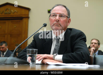 Steven Mendell, Président de marque/Westland Meat Co., témoigne devant un comité de l'énergie et du Commerce sur la défaillance réglementaire dans l'industrie de transformation des viandes à Washington le 12 mars 2008. Le ministère de l'Agriculture a récemment annoncé que la marque/société de conditionnement de viande Westland a été rappelant 143 millions de livres de viande, à la suite d'une bande d'ouvriers d'usine d'abattage de bovins en forçant impropres. (UPI Photo/Kevin Dietsch) Banque D'Images