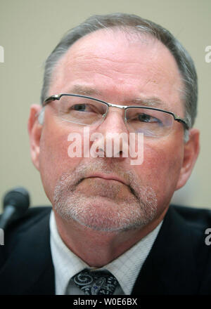 Steven Mendell, Président de marque/Westland Meat Co., témoigne devant un comité de l'énergie et du Commerce sur la défaillance réglementaire dans l'industrie de transformation des viandes à Washington le 12 mars 2008. Le ministère de l'Agriculture a récemment annoncé que la marque/société de conditionnement de viande Westland a été rappelant 143 millions de livres de viande, à la suite d'une bande d'ouvriers d'usine d'abattage de bovins en forçant impropres. (UPI Photo/Kevin Dietsch) Banque D'Images