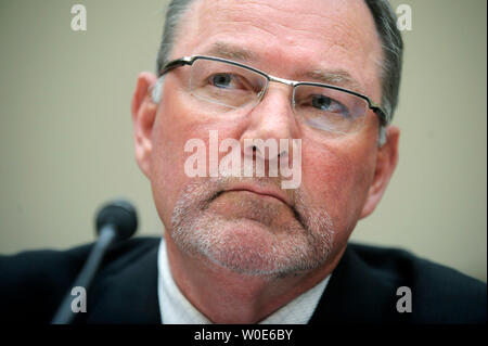 Steven Mendell, Président de marque/Westland Meat Co., témoigne devant un comité de l'énergie et du Commerce sur la défaillance réglementaire dans l'industrie de transformation des viandes à Washington le 12 mars 2008. Le ministère de l'Agriculture a récemment annoncé que la marque/société de conditionnement de viande Westland a été rappelant 143 millions de livres de viande, à la suite d'une bande d'ouvriers d'usine d'abattage de bovins en forçant impropres. (UPI Photo/Kevin Dietsch) Banque D'Images