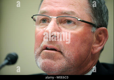 Steven Mendell, Président de marque/Westland Meat Co., témoigne devant un comité de l'énergie et du Commerce sur la défaillance réglementaire dans l'industrie de transformation des viandes à Washington le 12 mars 2008. Le ministère de l'Agriculture a récemment annoncé que la marque/société de conditionnement de viande Westland a été rappelant 143 millions de livres de viande, à la suite d'une bande d'ouvriers d'usine d'abattage de bovins en forçant impropres. (UPI Photo/Kevin Dietsch) Banque D'Images