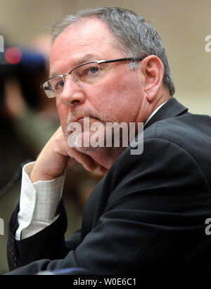 Steven Mendell, Président de marque/Westland Meat Co., témoigne devant un comité de l'énergie et du Commerce sur la défaillance réglementaire dans l'industrie de transformation des viandes à Washington le 12 mars 2008. Le ministère de l'Agriculture a récemment annoncé que la marque/société de conditionnement de viande Westland a été rappelant 143 millions de livres de viande, à la suite d'une bande d'ouvriers d'usine d'abattage de bovins en forçant impropres. (UPI Photo/Kevin Dietsch) Banque D'Images