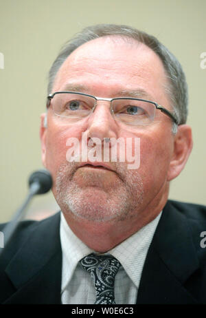 Steven Mendell, Président de marque/Westland Meat Co., témoigne devant un comité de l'énergie et du Commerce sur la défaillance réglementaire dans l'industrie de transformation des viandes à Washington le 12 mars 2008. Le ministère de l'Agriculture a récemment annoncé que la marque/société de conditionnement de viande Westland a été rappelant 143 millions de livres de viande, à la suite d'une bande d'ouvriers d'usine d'abattage de bovins en forçant impropres. (UPI Photo/Kevin Dietsch) Banque D'Images