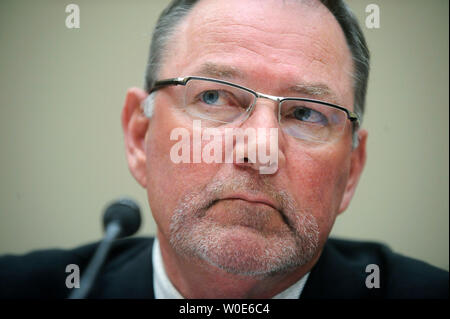 Steven Mendell, Président de marque/Westland Meat Co., témoigne devant un comité de l'énergie et du Commerce sur la défaillance réglementaire dans l'industrie de transformation des viandes à Washington le 12 mars 2008. Le ministère de l'Agriculture a récemment annoncé que la marque/société de conditionnement de viande Westland a été rappelant 143 millions de livres de viande, à la suite d'une bande d'ouvriers d'usine d'abattage de bovins en forçant impropres. (UPI Photo/Kevin Dietsch) Banque D'Images