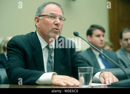 Steven Mendell, Président de marque/Westland Meat Co., témoigne devant un comité de l'énergie et du Commerce sur la défaillance réglementaire dans l'industrie de transformation des viandes à Washington le 12 mars 2008. Le ministère de l'Agriculture a récemment annoncé que la marque/société de conditionnement de viande Westland a été rappelant 143 millions de livres de viande, à la suite d'une bande d'ouvriers d'usine d'abattage de bovins en forçant impropres. (UPI Photo/Kevin Dietsch) Banque D'Images