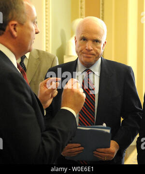 Candidat à la présidence républicaine de présomption de Sen. John McCain (AZ) parle avec le secrétaire d'État pour l'Irlande du Nord, Shaun Woodward (L) dans entre les votes au Sénat sur la colline du Capitole à Washington le 13 mars 2008. (Photo d'UPI/Roger L. Wollenberg) Banque D'Images