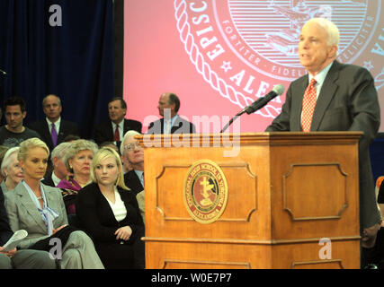 Présomption de candidat présidentiel républicain John McCain, sénateur républicain de l'Arizona, parle au cours d'une 'campagne' de ville épiscopale à l'événement High School, à Alexandria, en Virginie, le 1 avril 2008. McCain est diplômé de l'ordination épiscopale en 1954. En bas à gauche sont l'épouse de McCain Cindy (L) et sa fille Meghan. (Photo d'UPI/Roger L. Wollenberg) Banque D'Images