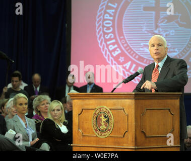 Présomption de candidat présidentiel républicain John McCain, sénateur républicain de l'Arizona, parle au cours d'une 'campagne' de ville épiscopale à l'événement High School, à Alexandria, en Virginie, le 1 avril 2008. McCain est diplômé de l'ordination épiscopale en 1954. En bas à gauche sont l'épouse de McCain Cindy (L) et sa fille Meghan. (Photo d'UPI/Roger L. Wollenberg) Banque D'Images