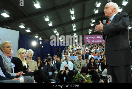 Le sénateur John McCain, R-AZ, parle au cours d'une 'campagne' de ville épiscopale à l'événement High School, à Alexandria, en Virginie, le 1 avril 2008. McCain est diplômé de l'ordination épiscopale en 1954. En bas à gauche sont son épouse Cindy, fille Meghan et mère Roberta. (Photo d'UPI/Roger L. Wollenberg) Banque D'Images