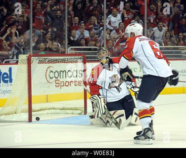 Le gardien des Panthers de la Floride Craig Anderson et défenseur des Panthers de la Floride Magnus Johansson, de Suède, de réagir après les Capitals de Washington a marqué son deuxième but au cours de la deuxième période à la Verizon Center à Washington le 5 avril 2008. (Photo d'UPI/Roger L. Wollenberg) Banque D'Images