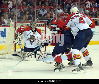 Les Capitals de Washington l'avant Alex Ovechkin, de Russie, de patins contre le défenseur Jay Bouwmeester des Panthers de la Floride en tant que gardien des Panthers de la Floride Craig Anderson surveille pendant la deuxième période au Verizon Center à Washington le 5 avril 2008. (Photo d'UPI/Roger L. Wollenberg) Banque D'Images