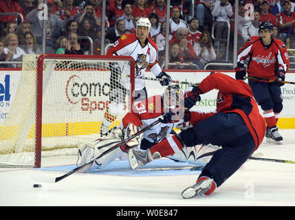 Le gardien des Panthers de la Floride Craig Anderson défend le filet contre les Capitals de Washington au cours de la deuxième période à la Verizon Center à Washington le 5 avril 2008. (Photo d'UPI/Roger L. Wollenberg) Banque D'Images