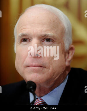 Présomption de candidat présidentiel républicain John McCain, sénateur républicain de l'Arizona, participe à une audience du Comité des forces armées du Sénat sur la situation en Iraq sur la colline du Capitole à Washington le 8 avril 2008. (UPI Photo/Kevin Dietsch) Banque D'Images