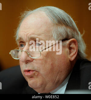 Le sénateur Carl Levin, D-MI, préside une audience du Comité des forces armées du Sénat sur la situation en Iraq sur la colline du Capitole à Washington le 8 avril 2008. (UPI Photo/Kevin Dietsch) Banque D'Images