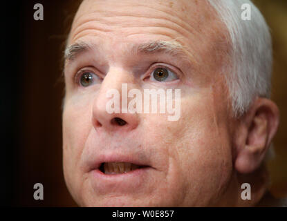 Présomption de candidat présidentiel républicain John McCain, sénateur républicain de l'Arizona, participe à une audience du Comité des forces armées du Sénat sur la situation en Iraq sur la colline du Capitole à Washington le 8 avril 2008. (UPI Photo/Kevin Dietsch) Banque D'Images