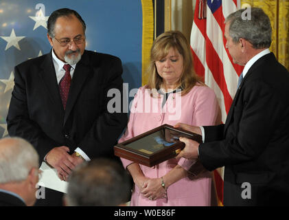 Le président américain George W. Bush donne à George et Sally Monsoor, le père et la mère d'U.S. Navy SEAL Michael Monsoor, la médaille d'honneur décernée à titre posthume à Michael dans l'East Room de la Maison Blanche le 8 avril 2008. Monsoor a reçu la médaille après l'utilisation de son corps pour protéger d'autres phoques à partir d'une grenade dans Ar Ramadi, en Irak, le 29 septembre 2006. Il est la quatrième personne à recevoir la plus haute distinction militaire du pays depuis que les États-Unis ont envahi l'Afghanistan et l'Iraq. (Photo d'UPI/Roger L. Wollenberg) Banque D'Images