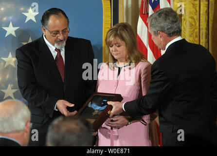 Le président américain George W. Bush donne à George et Sally Monsoor, le père et la mère d'U.S. Navy SEAL Michael Monsoor, la médaille d'honneur décernée à titre posthume à Michael dans l'East Room de la Maison Blanche le 8 avril 2008. Monsoor a reçu la médaille après l'utilisation de son corps pour protéger d'autres phoques à partir d'une grenade dans Ar Ramadi, en Irak, le 29 septembre 2006. Il est la quatrième personne à recevoir la plus haute distinction militaire du pays depuis que les États-Unis ont envahi l'Afghanistan et l'Iraq. (Photo d'UPI/Roger L. Wollenberg) Banque D'Images