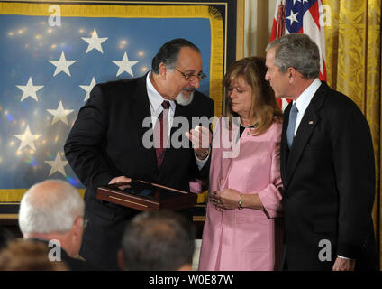 Le président américain George W. Bush se tient avec George et Sally Monsoor, les père et mère de la médaille d'Honneur posthume du récipiendaire U.S. Navy SEAL Michael Monsoor, dans l'East Room de la Maison Blanche le 8 avril 2008. Monsoor a reçu la médaille après l'utilisation de son corps pour protéger d'autres phoques à partir d'une grenade dans Ar Ramadi, en Irak, le 29 septembre 2006. Il est la quatrième personne à recevoir la plus haute distinction militaire du pays depuis que les États-Unis ont envahi l'Afghanistan et l'Iraq. (Photo d'UPI/Roger L. Wollenberg) Banque D'Images