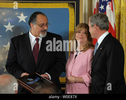 Le président américain George W. Bush se tient avec George et Sally Monsoor, les père et mère de la médaille d'Honneur posthume du récipiendaire U.S. Navy SEAL Michael Monsoor, dans l'East Room de la Maison Blanche le 8 avril 2008. Monsoor a reçu la médaille après l'utilisation de son corps pour protéger d'autres phoques à partir d'une grenade dans Ar Ramadi, en Irak, le 29 septembre 2006. Il est la quatrième personne à recevoir la plus haute distinction militaire du pays depuis que les États-Unis ont envahi l'Afghanistan et l'Iraq. (Photo d'UPI/Roger L. Wollenberg) Banque D'Images