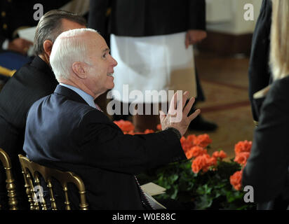 Présomption de candidat présidentiel républicain John McCain, sénateur républicain de l'Arizona, assiste à une cérémonie d'une attribution à titre posthume de la médaille d'honneur de U.S. Navy SEAL Michael Monsoor dans l'East Room de la Maison Blanche le 8 avril 2008. Monsoor a reçu la médaille après l'utilisation de son corps pour protéger d'autres phoques à partir d'une grenade dans Ar Ramadi, en Irak, le 29 septembre 2006. Il est la quatrième personne à recevoir la plus haute distinction militaire du pays depuis que les États-Unis ont envahi l'Afghanistan et l'Iraq. (Photo d'UPI/Roger L. Wollenberg) Banque D'Images