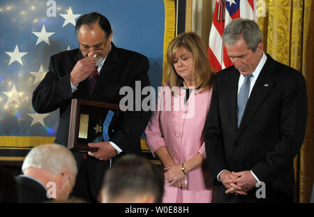 Le président américain George W. Bush se tient avec George et Sally Monsoor, les père et mère de la médaille d'Honneur posthume du récipiendaire U.S. Navy SEAL Michael Monsoor, dans l'East Room de la Maison Blanche le 8 avril 2008. Monsoor a reçu la médaille après l'utilisation de son corps pour protéger d'autres phoques à partir d'une grenade dans Ar Ramadi, en Irak, le 29 septembre 2006. Il est la quatrième personne à recevoir la plus haute distinction militaire du pays depuis que les États-Unis ont envahi l'Afghanistan et l'Iraq. (Photo d'UPI/Roger L. Wollenberg) Banque D'Images