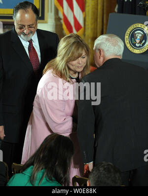 George et Sally Monsoor, les père et mère de la médaille d'Honneur posthume du récipiendaire U.S. Navy SEAL Michael Monsoor, sont accueillis par le Secrétaire à la Défense Robert Gates (R) dans la East Room de la Maison Blanche le 8 avril 2008. Monsoor a reçu la médaille après l'utilisation de son corps pour protéger d'autres phoques à partir d'une grenade dans Ar Ramadi, en Irak, le 29 septembre 2006. Il est la quatrième personne à recevoir la plus haute distinction militaire du pays depuis que les États-Unis ont envahi l'Afghanistan et l'Iraq. (Photo d'UPI/Roger L. Wollenberg) Banque D'Images