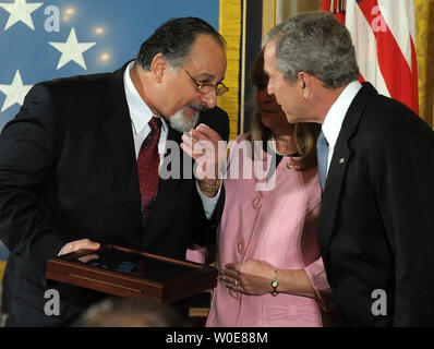 Le président américain George W. Bush (R) des entretiens avec George et Sally Monsoor, le père et la mère d'U.S. Navy SEAL Michael Monsoor, lors d'une cérémonie de remise des prix Michael un médaille d'Honneur à titre posthume dans l'East Room de la Maison Blanche le 8 avril 2008. Monsoor a reçu la médaille après l'utilisation de son corps pour protéger d'autres phoques à partir d'une grenade dans Ar Ramadi, en Irak, le 29 septembre 2006. Il est la quatrième personne à recevoir la plus haute distinction militaire du pays depuis que les États-Unis ont envahi l'Afghanistan et l'Iraq. (Photo d'UPI/Roger L. Wollenberg) Banque D'Images