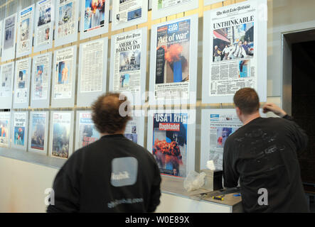 Les travailleurs d'un mur affichage de la première page des journaux à partir du 11 septembre 2001, à la presque-fini Newseum à Washington le 8 avril 2008. Le National Mall est plus nouveau musée sera ouvert au public le 11 avril. (Photo d'UPI/Roger L. Wollenberg) Banque D'Images