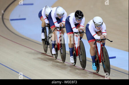 La Grande-Bretagne (droite-gauche) Jenny Holl, Jessica Roberts, Josie Knight et Megan Barker, sur leur façon de terminer 2ème de la poursuite féminine qualification, pendant sept jours de l'Games 2019 à Minsk. Banque D'Images