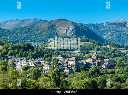 France, Parc National des Pyrénées, Hautes-Pyrénées, vallée d'Argelès, vue sur le village de Saint-Savin. Banque D'Images