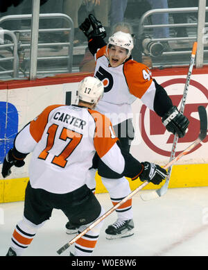 Centre des Flyers de Philadelphie Daniel Brière (48) du Canada célèbre avec Jeff Carter (17) du Canada après avoir marqué contre les Capitals de Washington au cours de la deuxième période de la Conférence de l'Est 1/4 de finale au Verizon Center à Washington le 11 avril 2008. (UPI Photo/Kevin Dietsch) Banque D'Images