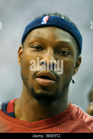 Cleveland Cavaliers' Ben Wallace se réchauffe-up avant de jouer contre les Washington Wizards en jeu trois rondes de l'une des finales de NBA au Verizon Center à Washington le 24 avril 2008. Washington a défait les Cavaliers 108-72. (UPI Photo/Kevin Dietsch) Banque D'Images