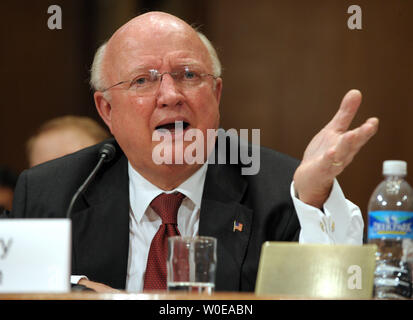 Le Secrétaire de l'Énergie Samuel W. Bodman témoigne devant le comité sénatorial de l'énergie et de l'eau Crédits Développement audience du sous-comité sur la restructuration du Ministère de l'énergie du programme FutureGen sur la colline du Capitole à Washington le 8 mai 2008. FutureGen est une initiative d'équiper plusieurs nouvelles centrales au charbon propre à un stade avancé de la technologie de captage et de stockage. (Photo d'UPI/Roger L. Wollenberg) Banque D'Images