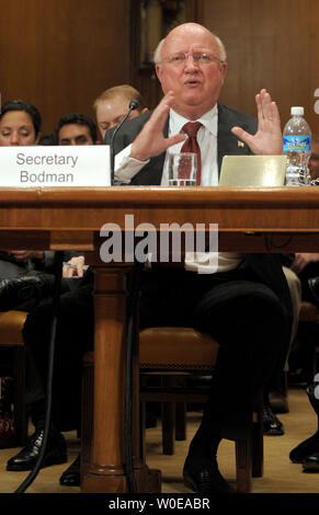 Le Secrétaire de l'Énergie Samuel W. Bodman témoigne devant le comité sénatorial de l'énergie et de l'eau Crédits Développement audience du sous-comité sur la restructuration du Ministère de l'énergie du programme FutureGen sur la colline du Capitole à Washington le 8 mai 2008. FutureGen est une initiative d'équiper plusieurs nouvelles centrales au charbon propre à un stade avancé de la technologie de captage et de stockage. (Photo d'UPI/Roger L. Wollenberg) Banque D'Images