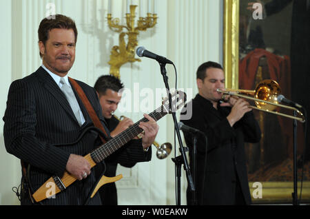 Willy Chirino effectue après le président américain George W. Bush a appelé à plus de liberté et de la démocratie à Cuba pendant un événement pour exprimer leur solidarité avec les Cubains dans l'East Room de la Maison Blanche le 21 mai 2008. (Photo d'UPI/Roger L. Wollenberg) Banque D'Images