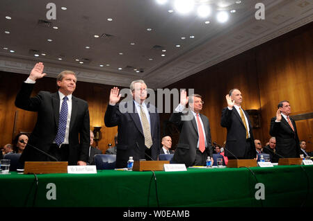 De gauche à droite, Robert Malone, président et président de BP America Inc., John Hofmeister, président de la société pétrolière Shell, Peter Robertson, vice-président de la Chevron Corporation, John Lowe, vice-président exécutif de ConocoPhillips et Stephen Simon, vice-président senior de l'Exxon Mobil Corporation, la prestation de serment avant une audience du Comité judiciaire sur la hausse du prix du pétrole à Washington le 21 mai 2008. (UPI Photo/Kevin Dietsch) Banque D'Images
