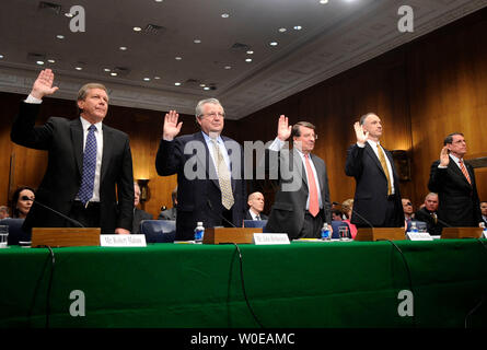 De gauche à droite, Robert Malone, président et président de BP America Inc., John Hofmeister, président de la société pétrolière Shell, Peter Robertson, vice-président de la Chevron Corporation, John Lowe, vice-président exécutif de ConocoPhillips et Stephen Simon, vice-président senior de l'Exxon Mobil Corporation, la prestation de serment avant une audience du Comité judiciaire sur la hausse du prix du pétrole à Washington le 21 mai 2008. (UPI Photo/Kevin Dietsch) Banque D'Images
