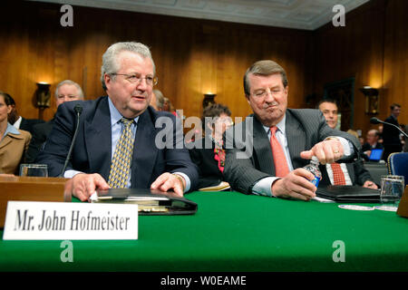 John Hofmeister (L), président de la société pétrolière Shell, et Peter Robertson, vice-président de la Chevron Corporation, avant de parler de son témoignage devant un comité judiciaire du Sénat audition sur la hausse du prix du pétrole à Washington le 21 mai 2008. (UPI Photo/Kevin Dietsch) Banque D'Images